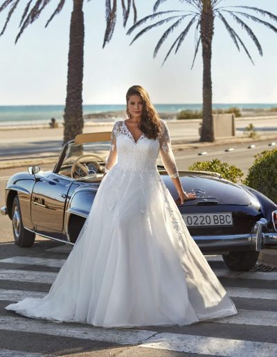 Frau im Brautkleid mit Spitze draußen