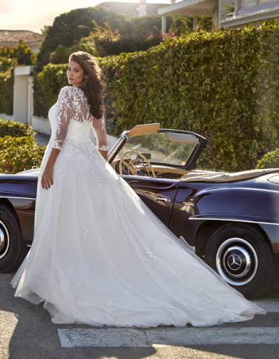 Frau im Brautkleid mit Spitze draußen