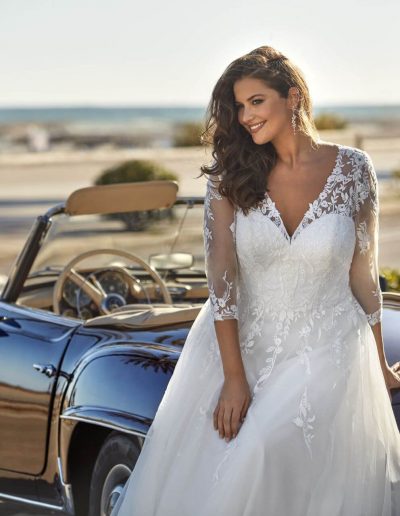 Frau im Brautkleid mit Spitze draußen