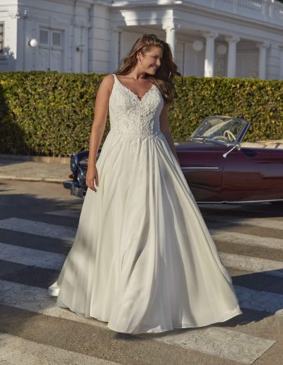 Frau im Brautkleid mit Spitze draußen