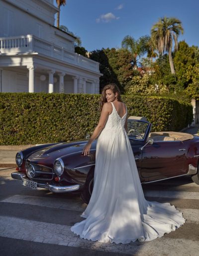 Frau im Brautkleid mit Spitze draußen