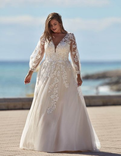 Frau im Brautkleid mit Spitze draußen