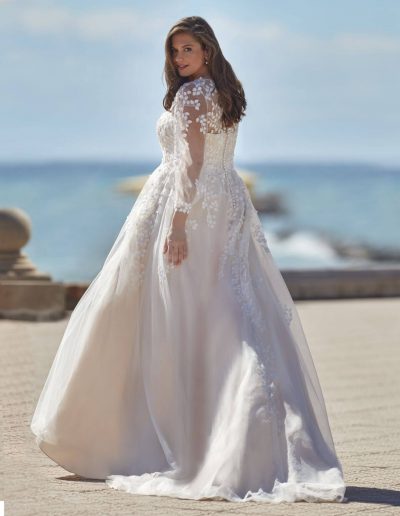 Frau im Brautkleid mit Spitze draußen