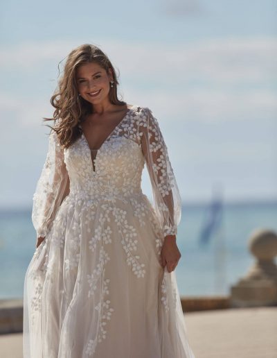 Frau im Brautkleid mit Spitze draußen