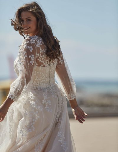 Frau im Brautkleid mit Spitze draußen