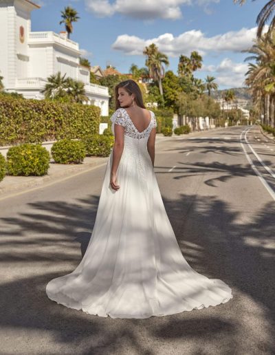 Frau im Brautkleid mit Spitze draußen
