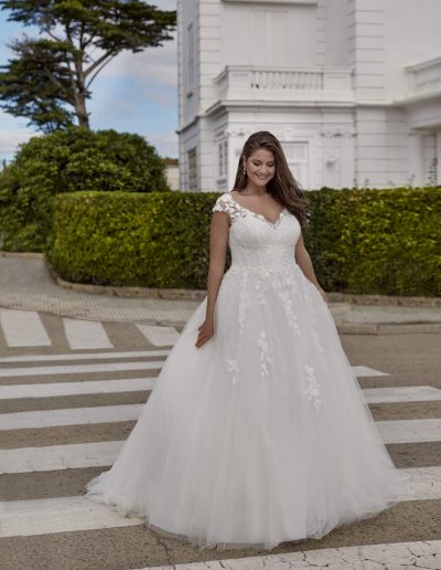 Frau im Brautkleid mit Spitze draußen
