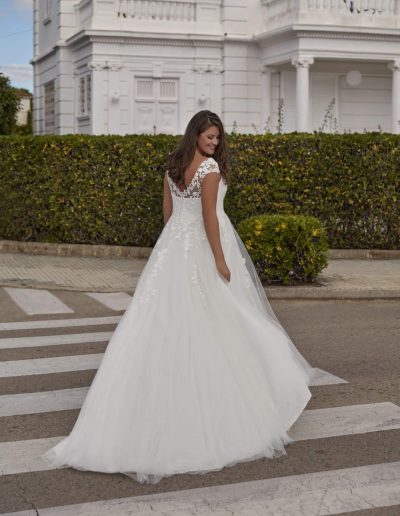 Frau im Brautkleid mit Spitze draußen