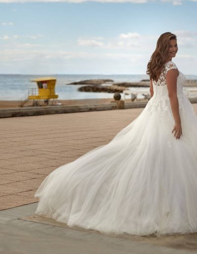 Frau im Brautkleid mit Spitze draußen