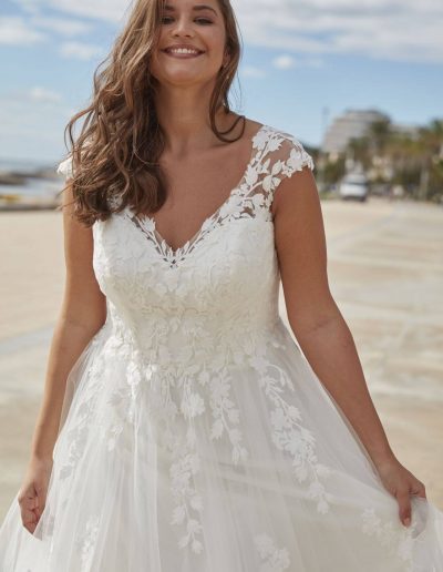 Frau im Brautkleid mit Spitze draußen