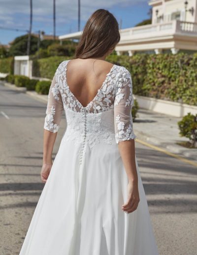 Frau im Brautkleid mit Spitze draußen
