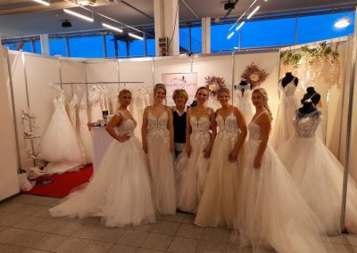 Brautmoden-Stand mit Models in Kleidern