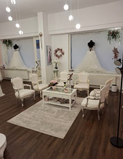 Gemütliche Lounge mit Tisch und Sesseln