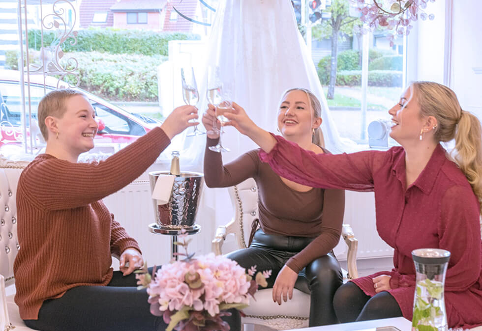 Drei Frauen stoßen mit Sekt an