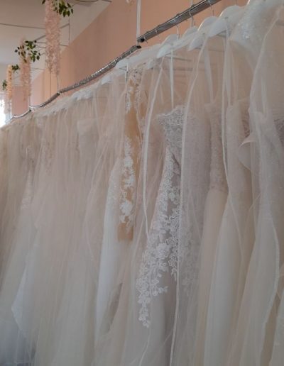 Reihe hängender Brautkleider aus Tüll